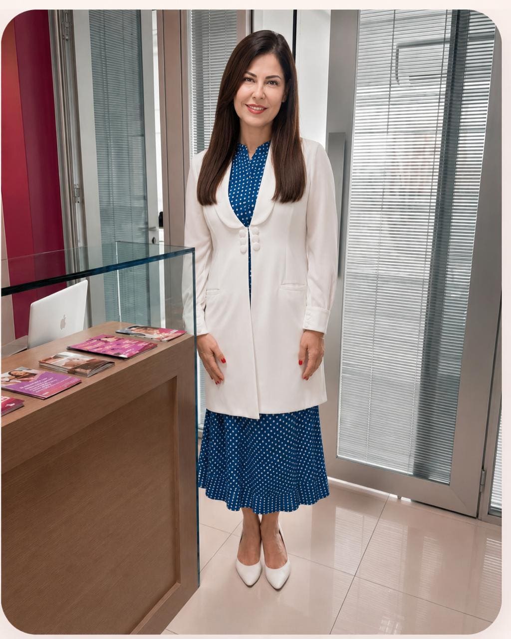 Dra. Cecília no consultório em Alphaville