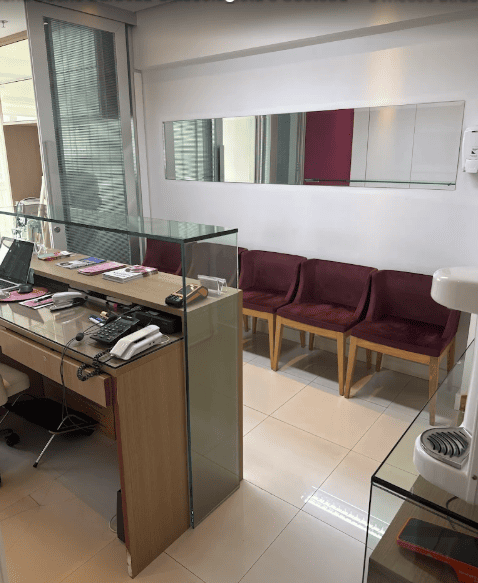 Recepção do consultório com sala de espera