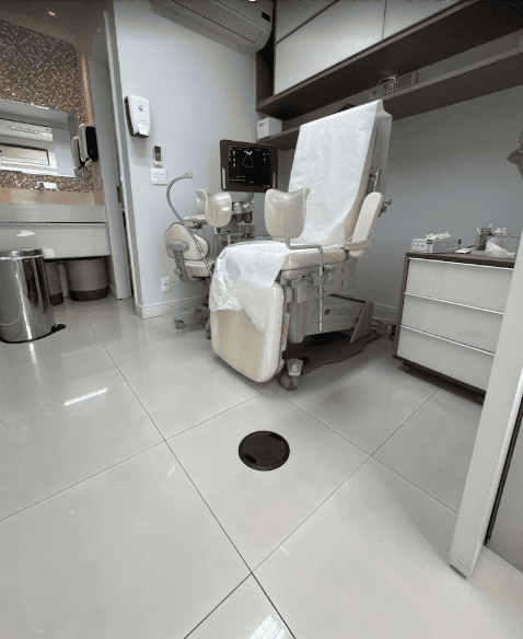 Sala de exames com equipamento de ultrassom
